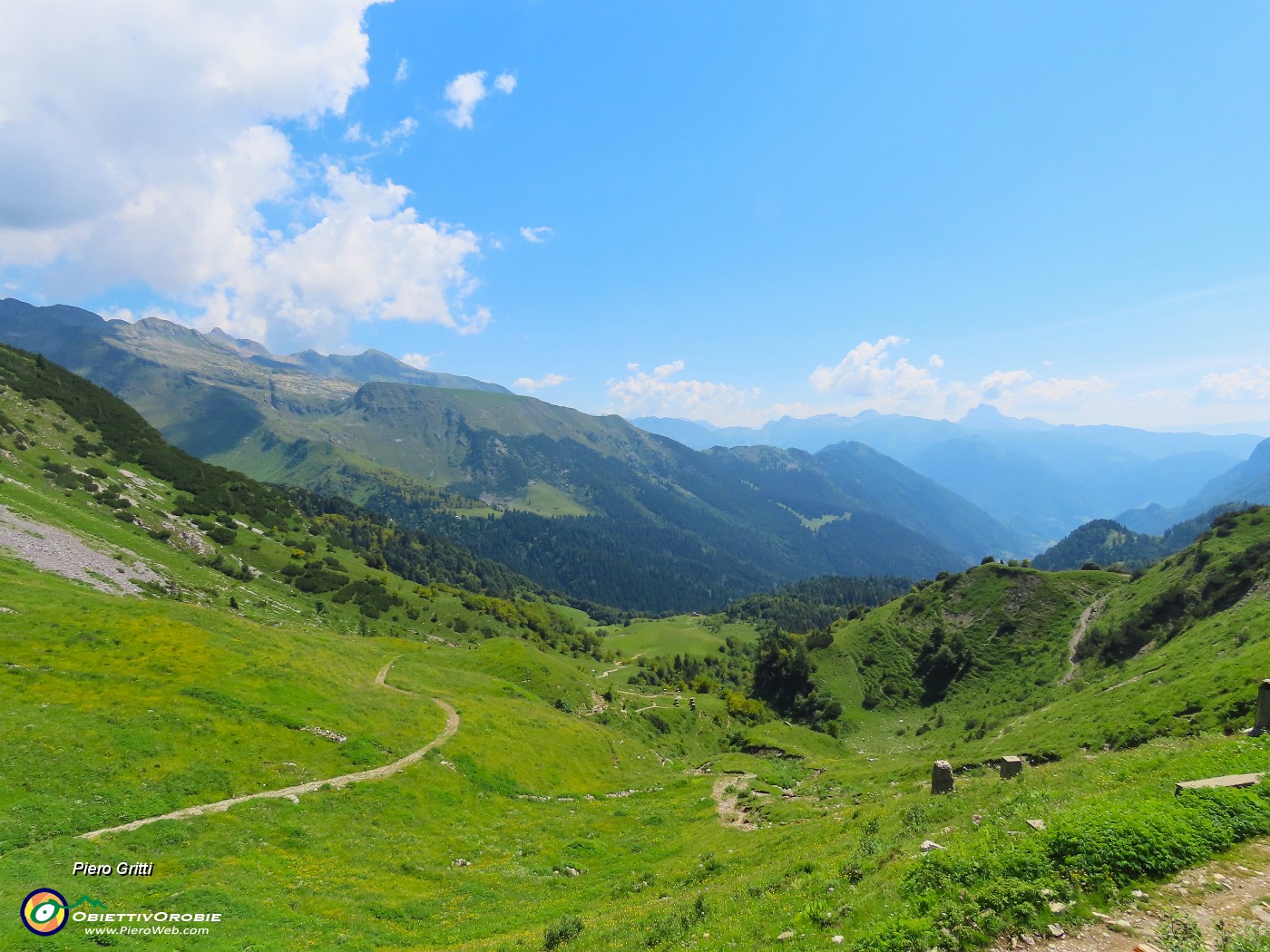 49 Dal Rif.Lago Branchino vista sull'Alpe Corte in Val Serian.JPG